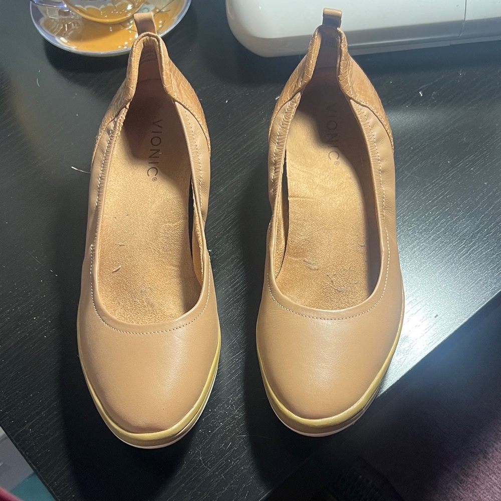 Vionic Women's Tan Loafers